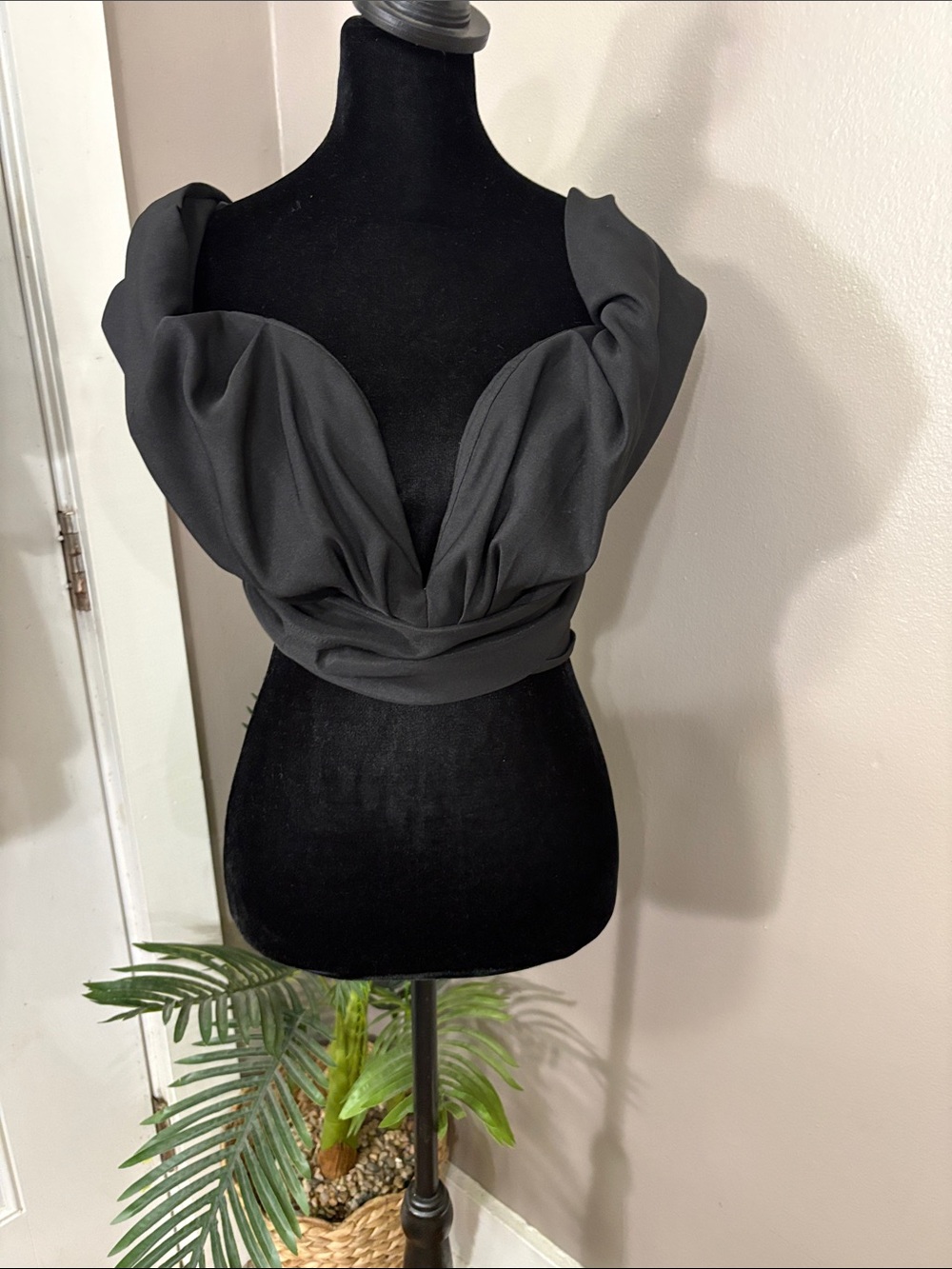 MABLE Structured Off-Shoulder Black Crop Top Women’s Size Small